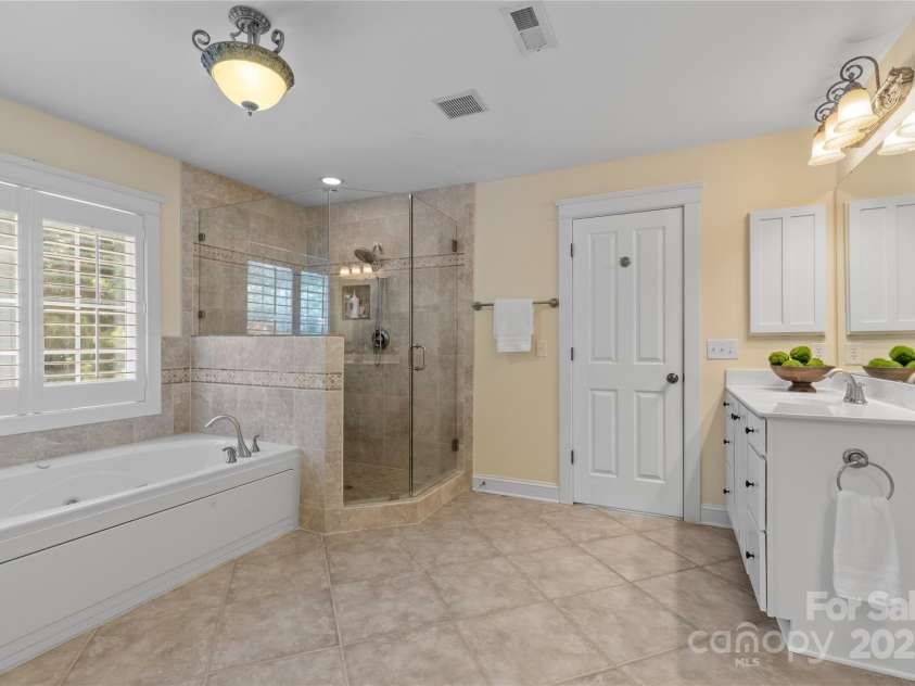 1336 Dobson Drive, Waxhaw, NC 28173.  MLS# CAR4267280, YatesRealty ID 21026. Primary Bath