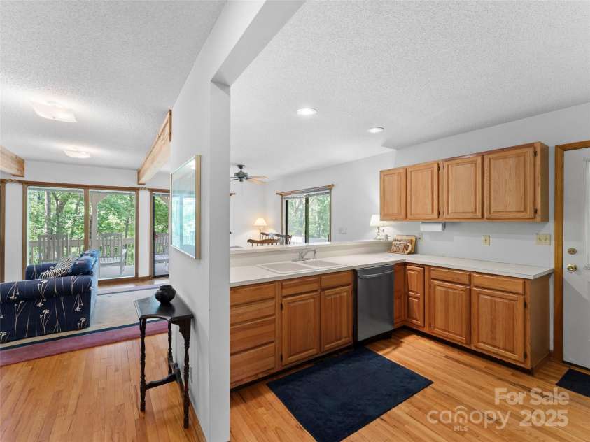 43 Hungryneck Hollow Lane, Saluda, NC 28773.  MLS# CAR4268230, YatesRealty ID 21027. Kitchen