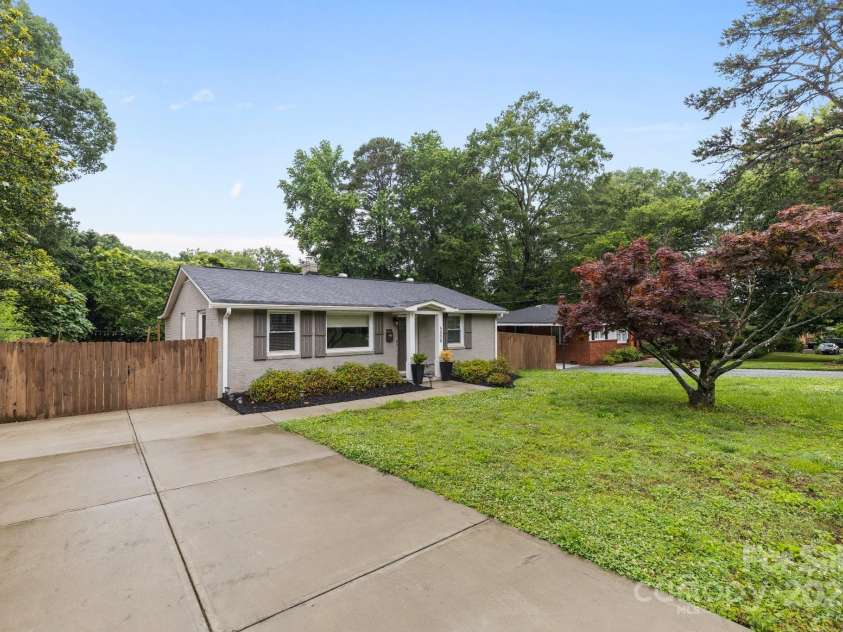 5008 Unaka Avenue, Charlotte, NC 28205.  MLS# CAR4266864, YatesRealty ID 21028. 