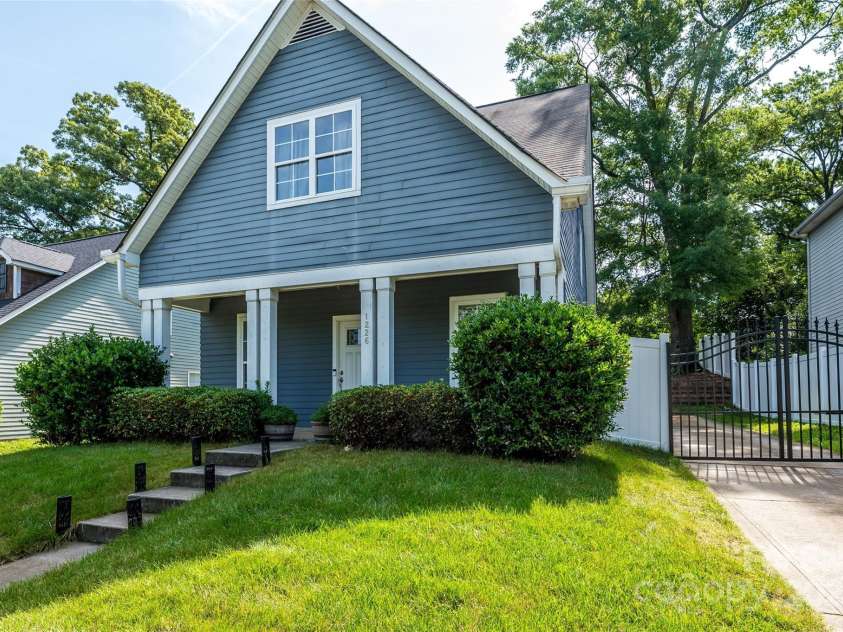 1226 Rising Oak Drive, Charlotte, NC 28206.  MLS# CAR4272266, YatesRealty ID 21031. 