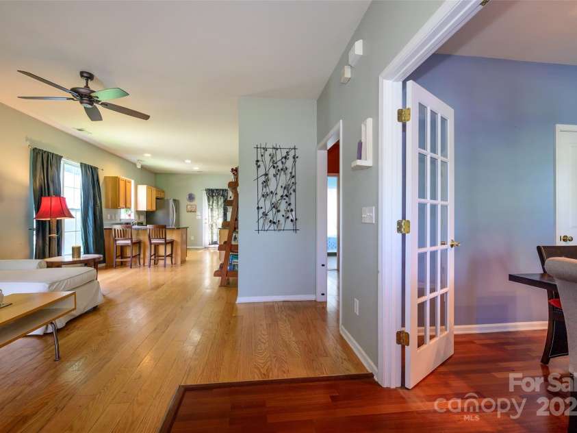 1226 Rising Oak Drive, Charlotte, NC 28206.  MLS# CAR4272266, YatesRealty ID 21031. 