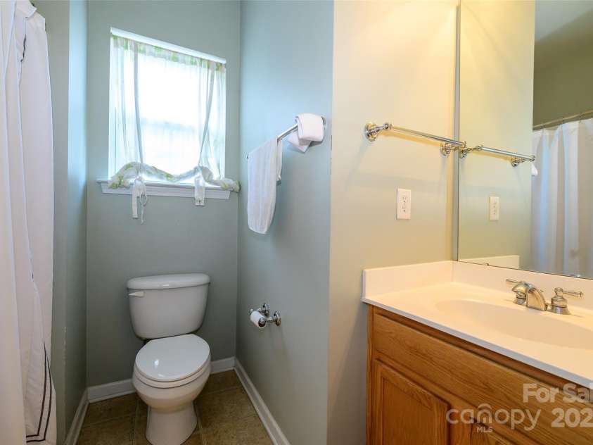 1226 Rising Oak Drive, Charlotte, NC 28206.  MLS# CAR4272266, YatesRealty ID 21031. 