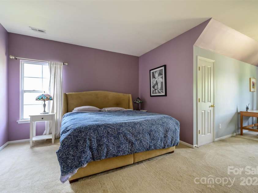 1226 Rising Oak Drive, Charlotte, NC 28206.  MLS# CAR4272266, YatesRealty ID 21031. 