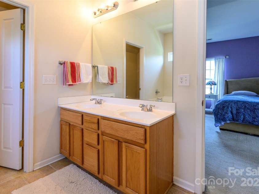 1226 Rising Oak Drive, Charlotte, NC 28206.  MLS# CAR4272266, YatesRealty ID 21031. 