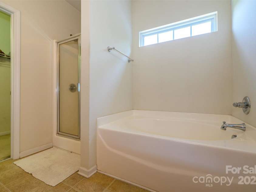 1226 Rising Oak Drive, Charlotte, NC 28206.  MLS# CAR4272266, YatesRealty ID 21031. 