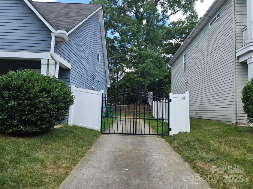1226 Rising Oak Drive, Charlotte, NC 28206.  MLS# CAR4272266, YatesRealty ID 21031. 