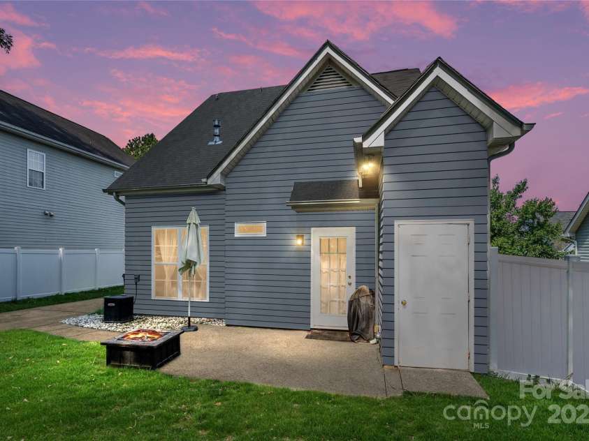 1226 Rising Oak Drive, Charlotte, NC 28206.  MLS# CAR4272266, YatesRealty ID 21031. 