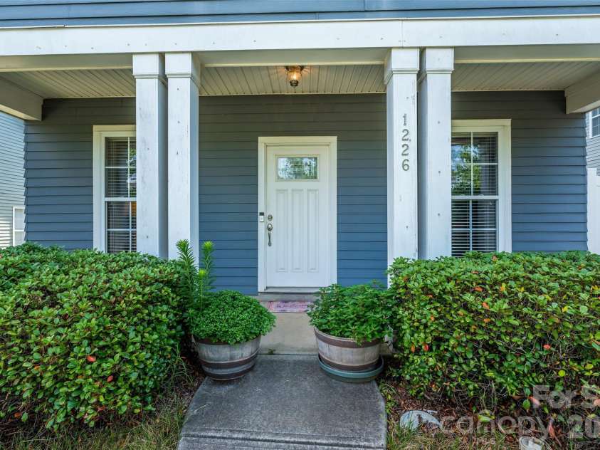 1226 Rising Oak Drive, Charlotte, NC 28206.  MLS# CAR4272266, YatesRealty ID 21031. 