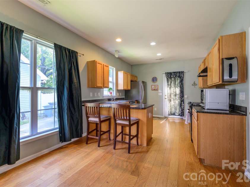 1226 Rising Oak Drive, Charlotte, NC 28206.  MLS# CAR4272266, YatesRealty ID 21031. 