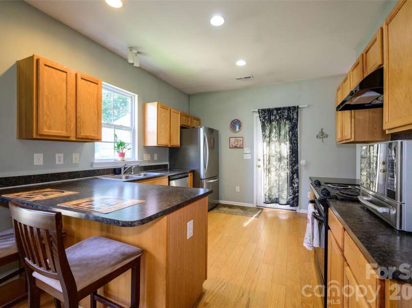 1226 Rising Oak Drive, Charlotte, NC 28206.  MLS# CAR4272266, YatesRealty ID 21031. 