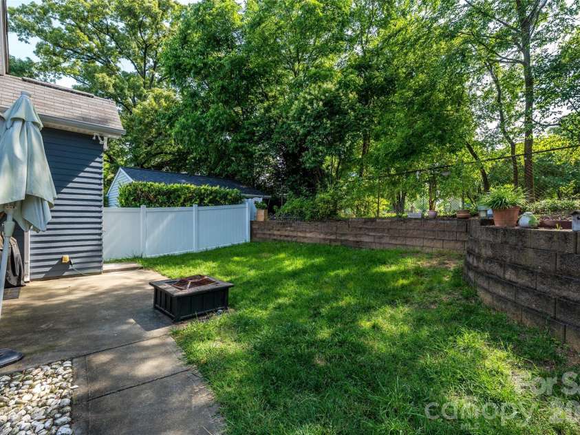 1226 Rising Oak Drive, Charlotte, NC 28206.  MLS# CAR4272266, YatesRealty ID 21031. 