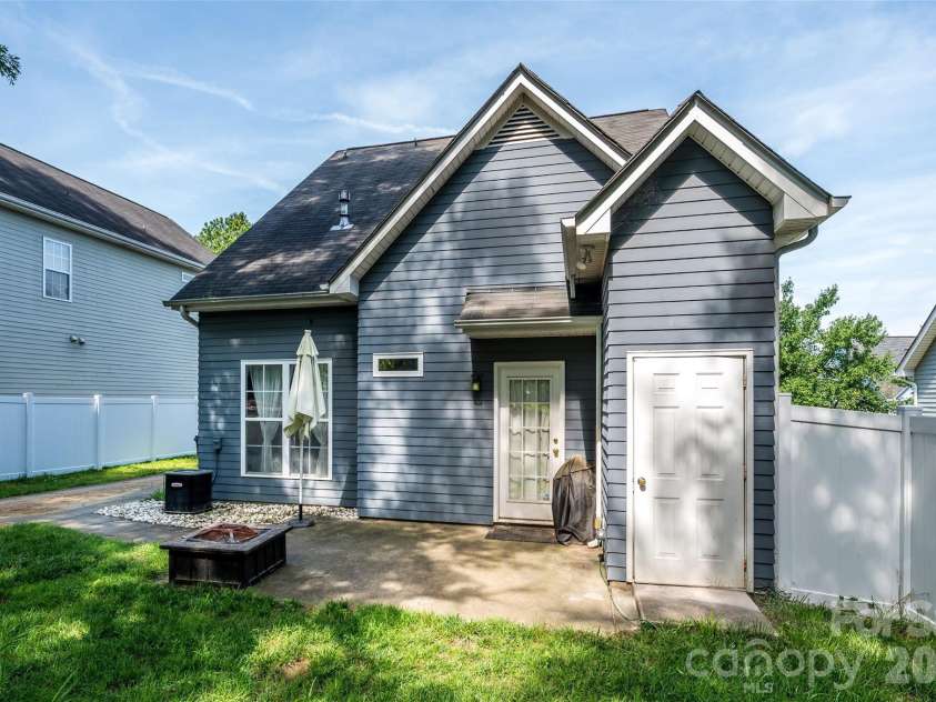 1226 Rising Oak Drive, Charlotte, NC 28206.  MLS# CAR4272266, YatesRealty ID 21031. 