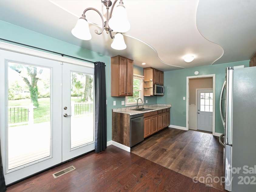 3729 Woodleaf Road, Charlotte, NC 28205.  MLS# CAR4272521, YatesRealty ID 21032. 