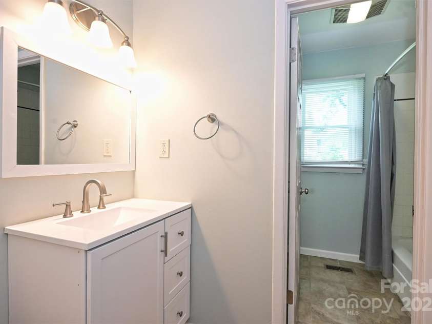 3729 Woodleaf Road, Charlotte, NC 28205.  MLS# CAR4272521, YatesRealty ID 21032. 