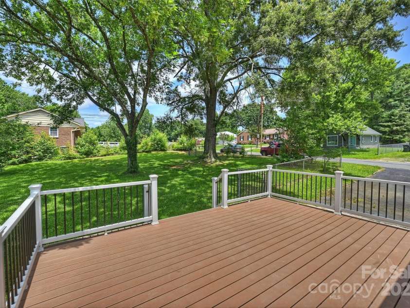 3729 Woodleaf Road, Charlotte, NC 28205.  MLS# CAR4272521, YatesRealty ID 21032. 