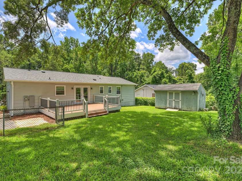 3729 Woodleaf Road, Charlotte, NC 28205.  MLS# CAR4272521, YatesRealty ID 21032. 