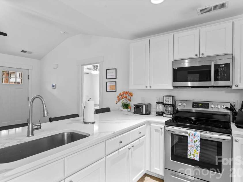 4117 Colebrook Road, Charlotte, NC 28215.  MLS# CAR4380992, YatesRealty ID 21033. 
