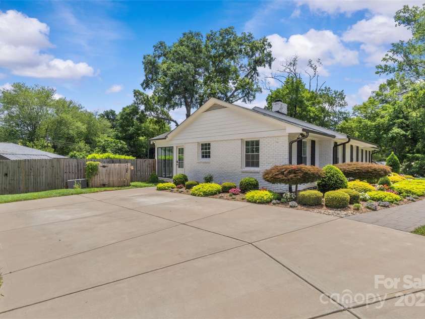 5501 Murrayhill Road, Charlotte, NC 28210.  MLS# CAR4272966, YatesRealty ID 21033. 