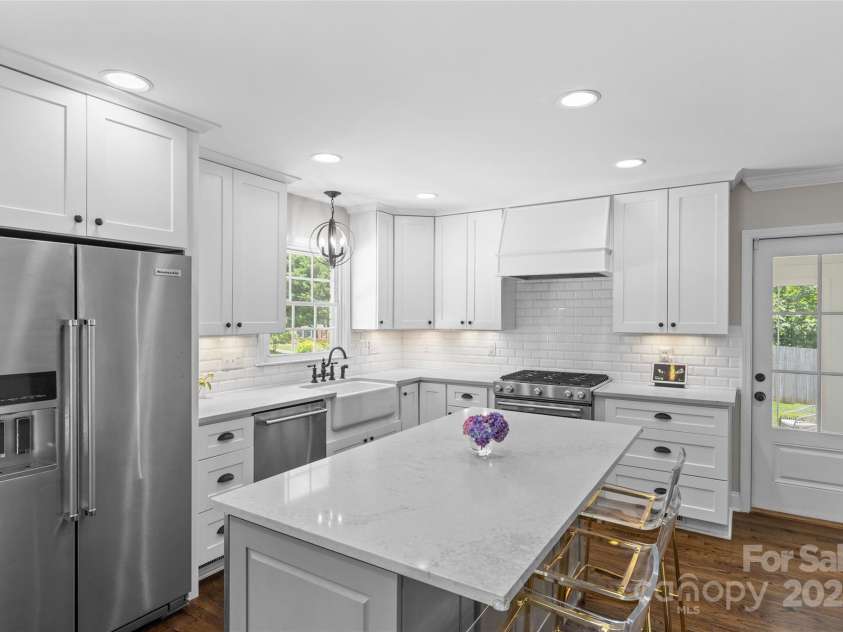 5501 Murrayhill Road, Charlotte, NC 28210.  MLS# CAR4272966, YatesRealty ID 21033. 