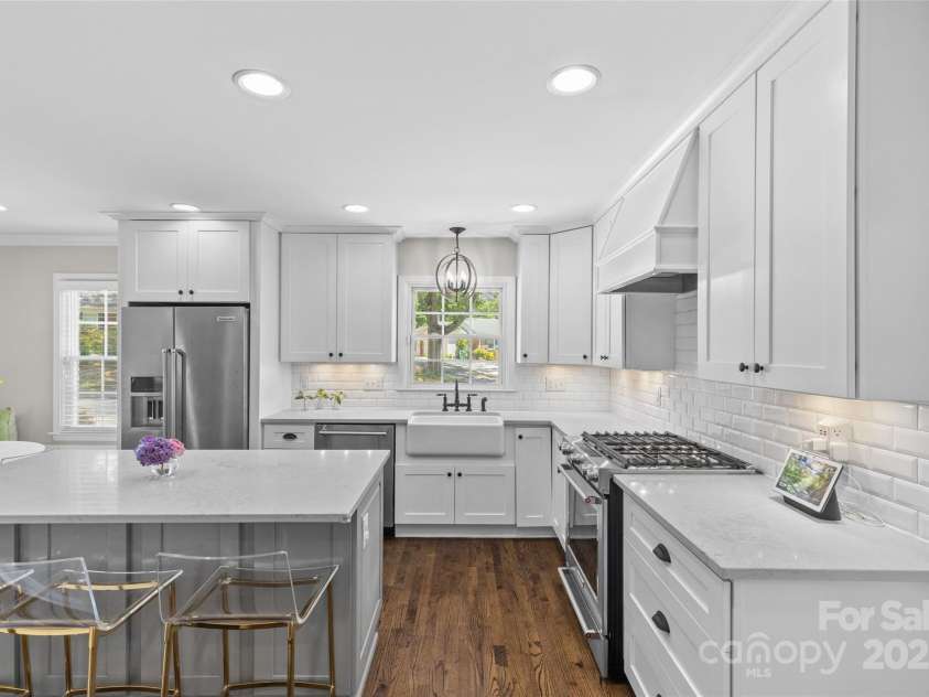 5501 Murrayhill Road, Charlotte, NC 28210.  MLS# CAR4272966, YatesRealty ID 21033. 