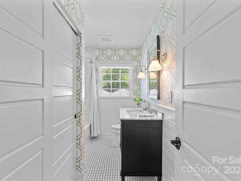 5501 Murrayhill Road, Charlotte, NC 28210.  MLS# CAR4272966, YatesRealty ID 21033. 