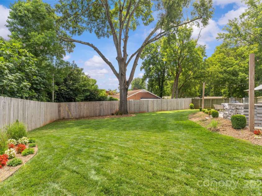 5501 Murrayhill Road, Charlotte, NC 28210.  MLS# CAR4272966, YatesRealty ID 21033. 