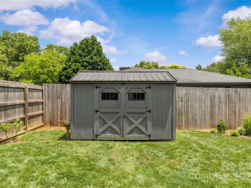 5501 Murrayhill Road, Charlotte, NC 28210.  MLS# CAR4272966, YatesRealty ID 21033. 