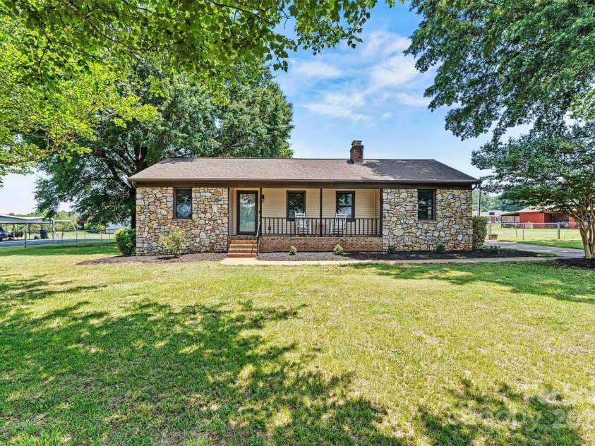 3372 Lee Lawing Road, Lincolnton, NC 28092.  MLS# CAR4268595, YatesRealty ID 21035. Welcome HOME to 3372 Lee Lawing Rd.