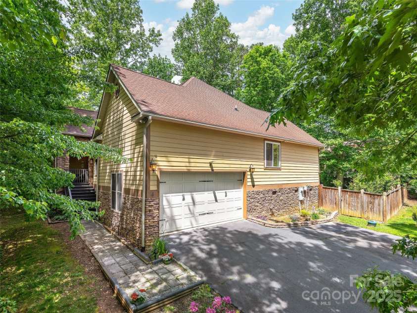 4 Alsatian Lane, Asheville, NC 28805.  MLS# CAR4260224, YatesRealty ID 21036. 