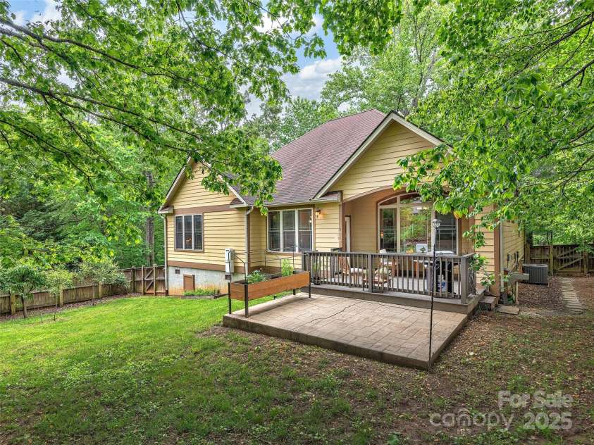 4 Alsatian Lane, Asheville, NC 28805.  MLS# CAR4260224, YatesRealty ID 21036. 