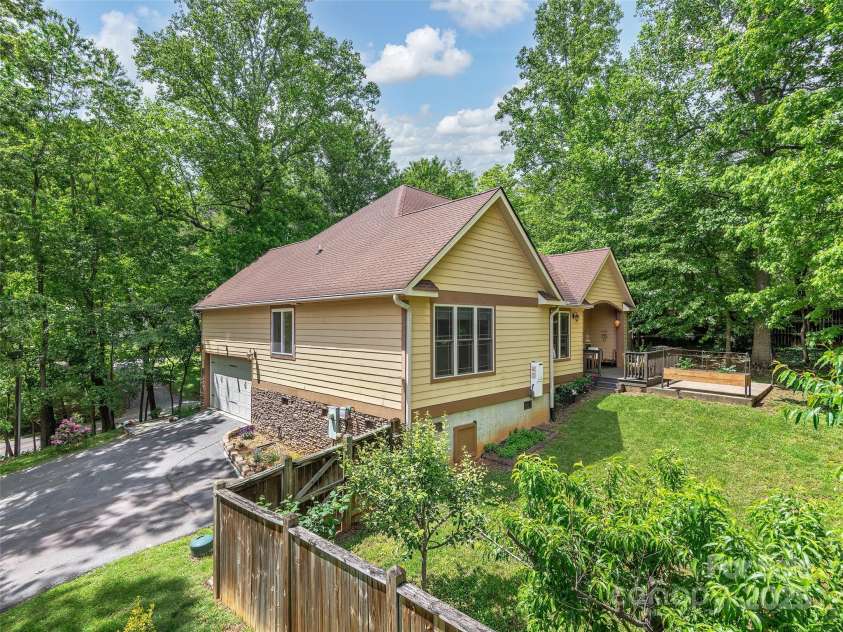 4 Alsatian Lane, Asheville, NC 28805.  MLS# CAR4260224, YatesRealty ID 21036. 