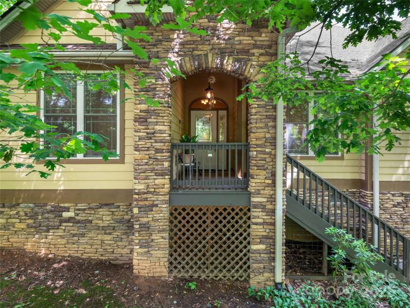 4 Alsatian Lane, Asheville, NC 28805.  MLS# CAR4260224, YatesRealty ID 21036. 