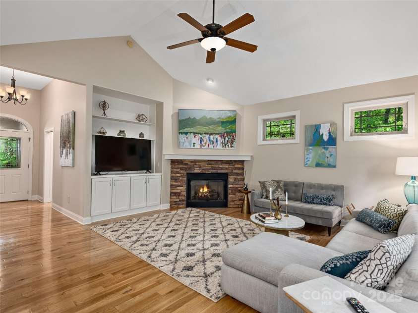 4 Alsatian Lane, Asheville, NC 28805.  MLS# CAR4260224, YatesRealty ID 21036. 