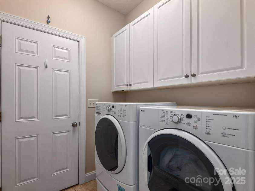 4 Alsatian Lane, Asheville, NC 28805.  MLS# CAR4260224, YatesRealty ID 21036. 