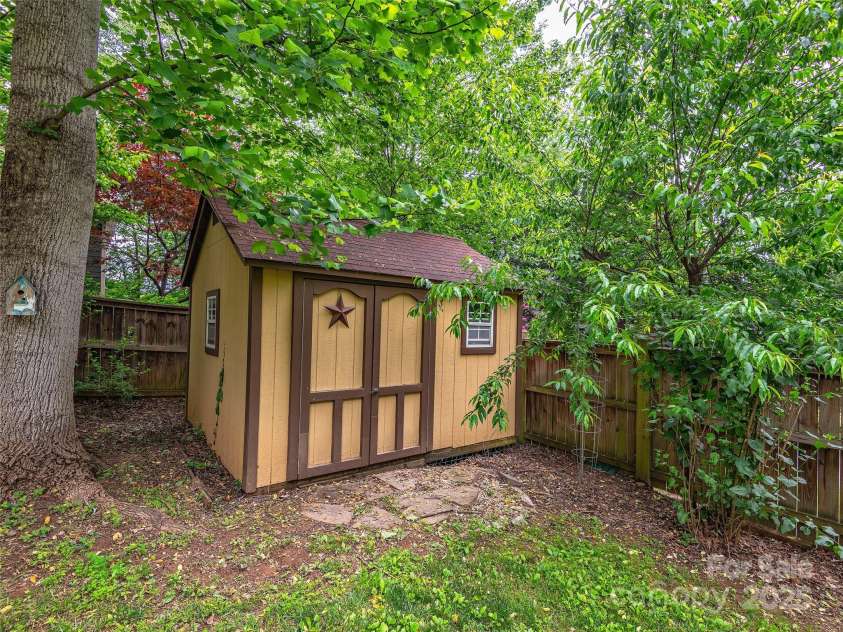 4 Alsatian Lane, Asheville, NC 28805.  MLS# CAR4260224, YatesRealty ID 21036. 