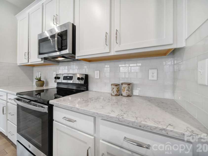 516 Madison Falls Court, Fort Mill, SC 29708.  MLS# CAR4380999, YatesRealty ID 21036. Kitchen - Quartz Countertops