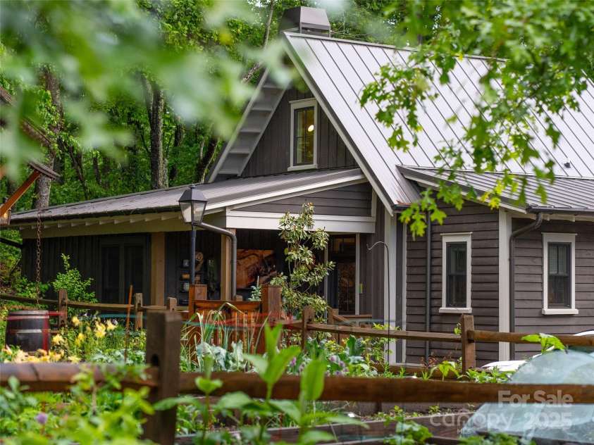15 Fay Jones Lane, Black Mountain, NC 28711.  MLS# CAR4259163, YatesRealty ID 21038. 