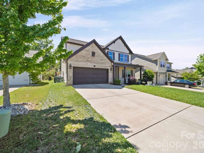 157 Old Harbor Drive, Mount Gilead, NC 27306.  MLS# CAR4375307, YatesRealty ID 21038. Corner view of the home