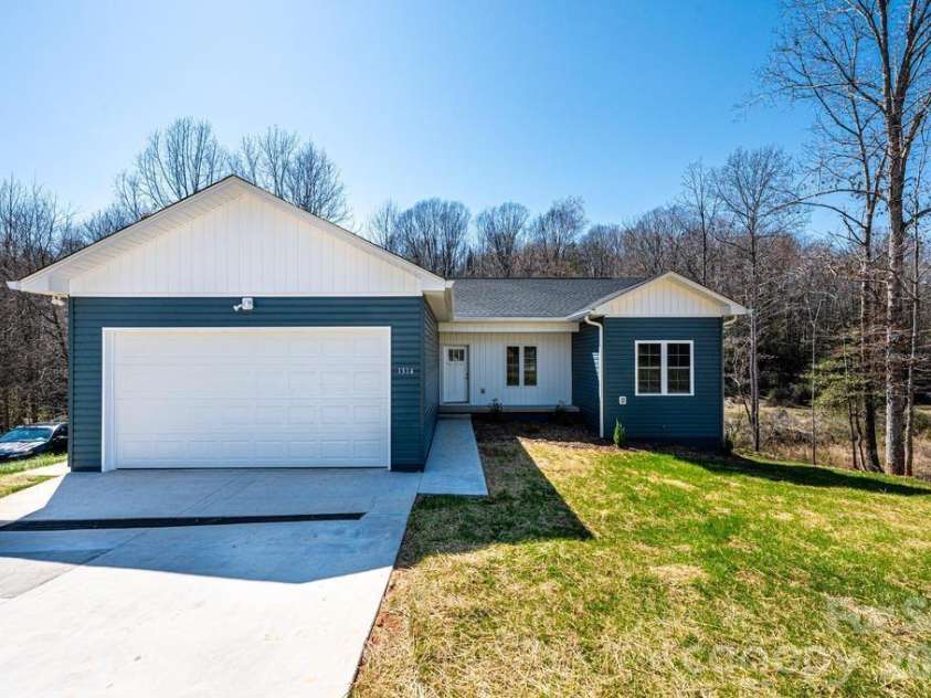 1314 39th Street Circle, Hickory, NC 28602.  MLS# CAR4335784, YatesRealty ID 2104. 