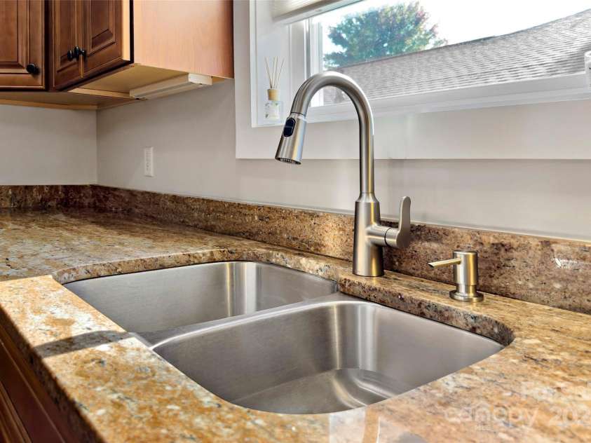 4 Nectar Way, Swannanoa, NC 28778.  MLS# CAR4186169, YatesRealty ID 21041. Double sink