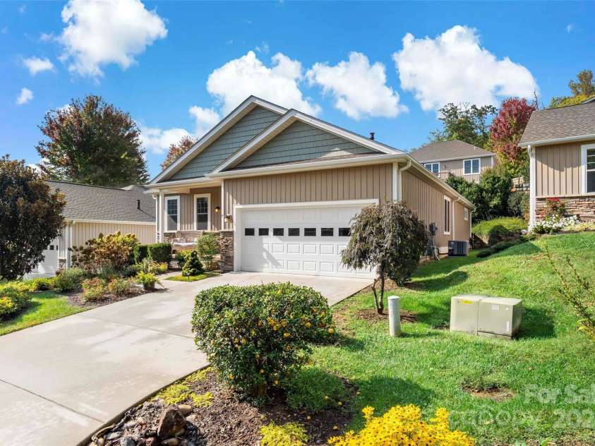 4 Nectar Way, Swannanoa, NC 28778.  MLS# CAR4186169, YatesRealty ID 21041. Easy driveway entry into your home.