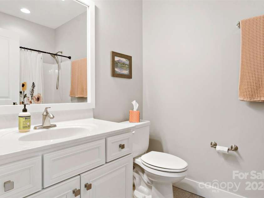 4 Nectar Way, Swannanoa, NC 28778.  MLS# CAR4186169, YatesRealty ID 21041. Second Full Bathroom