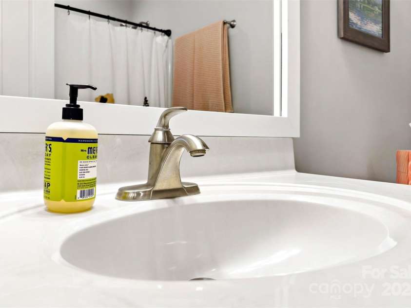 4 Nectar Way, Swannanoa, NC 28778.  MLS# CAR4186169, YatesRealty ID 21041. Second Full Bathroom