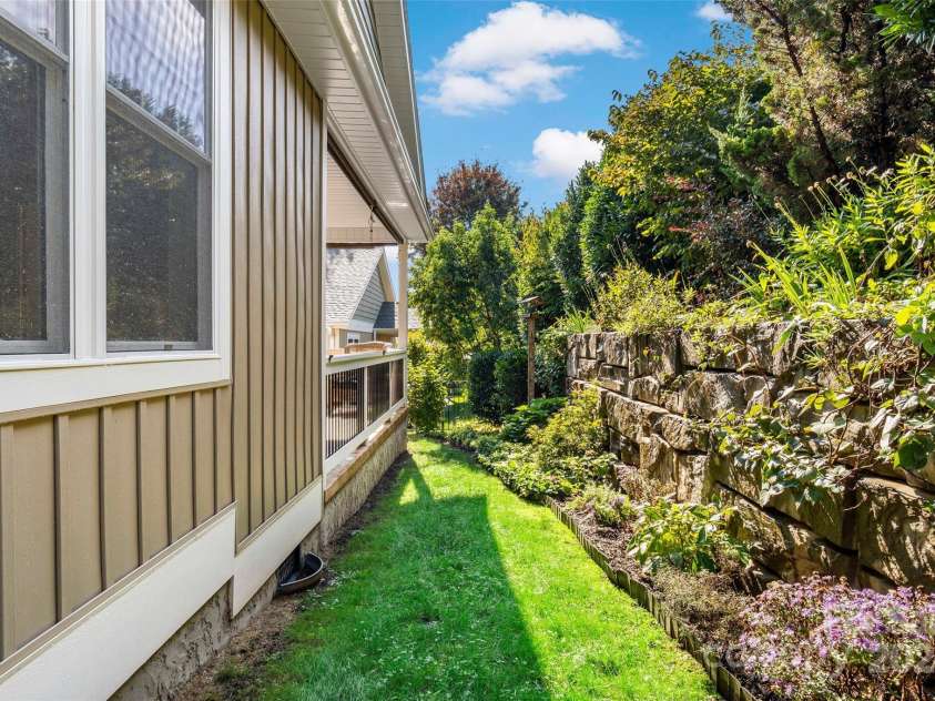 4 Nectar Way, Swannanoa, NC 28778.  MLS# CAR4186169, YatesRealty ID 21041. Your Backyard oasis