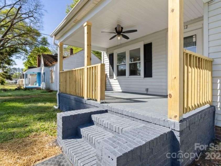 112 Courtland Street, Chester, SC 29706.  MLS# CAR4226389, YatesRealty ID 21044. 