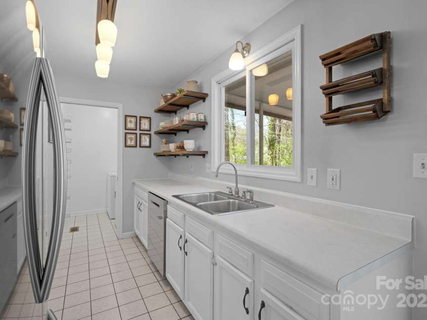 50 Trinity Chapel Road, Asheville, NC 28805.  MLS# CAR4248550, YatesRealty ID 21045. 