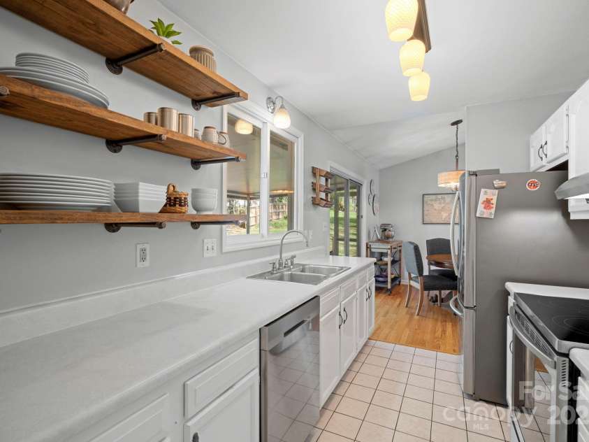 50 Trinity Chapel Road, Asheville, NC 28805.  MLS# CAR4248550, YatesRealty ID 21045. 