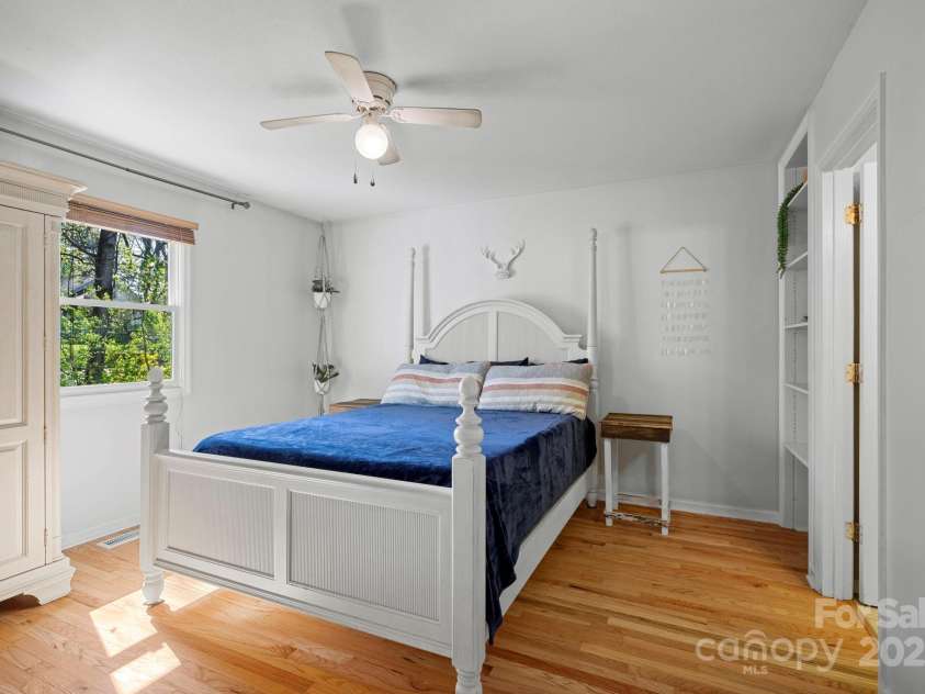 50 Trinity Chapel Road, Asheville, NC 28805.  MLS# CAR4248550, YatesRealty ID 21045. 