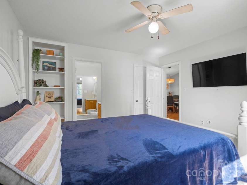 50 Trinity Chapel Road, Asheville, NC 28805.  MLS# CAR4248550, YatesRealty ID 21045. 