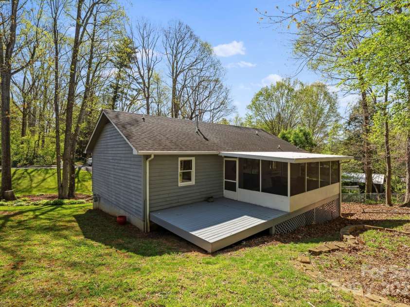 50 Trinity Chapel Road, Asheville, NC 28805.  MLS# CAR4248550, YatesRealty ID 21045. 